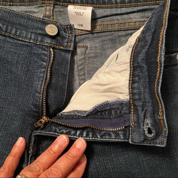 Levi’s Jeans Women’s Size 12 Blue Dark wash 548 Perfectly Slimming Flare Jeans - Picture 11 of 12